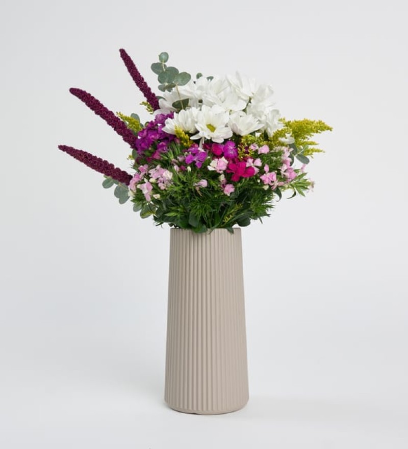 Bej Çizgili Polimer Vazoda Beyaz Papatyalar ve Hüsnüyusuf