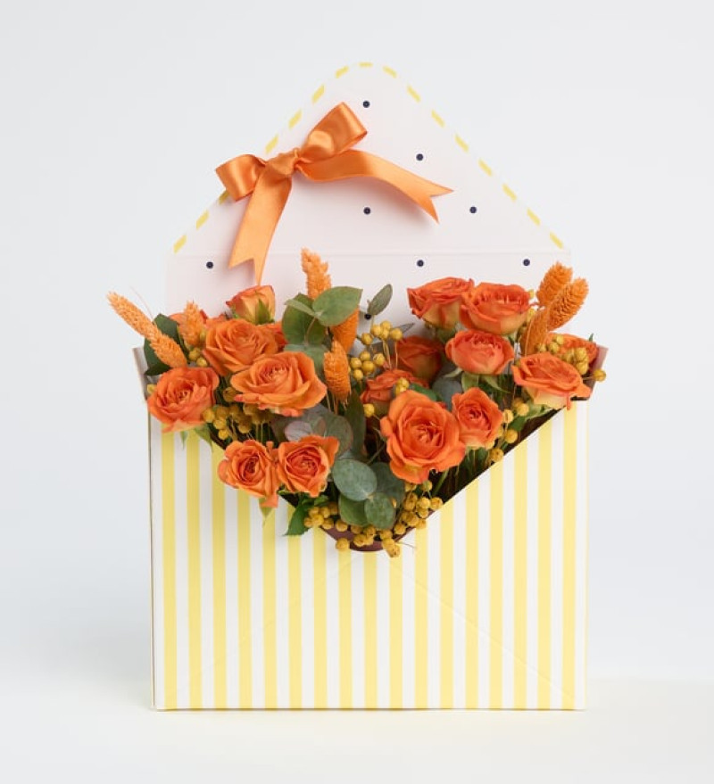 Sarı Çizgili Zarfta Turuncu Çardak Güller