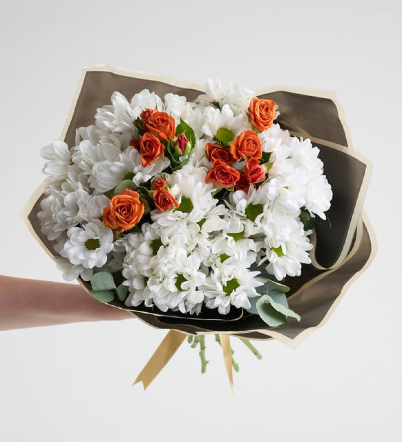 Beyaz Papatyalar ve Turuncu Güller Çiçek Buketi