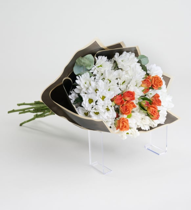Beyaz Papatyalar ve Turuncu Güller Çiçek Buketi