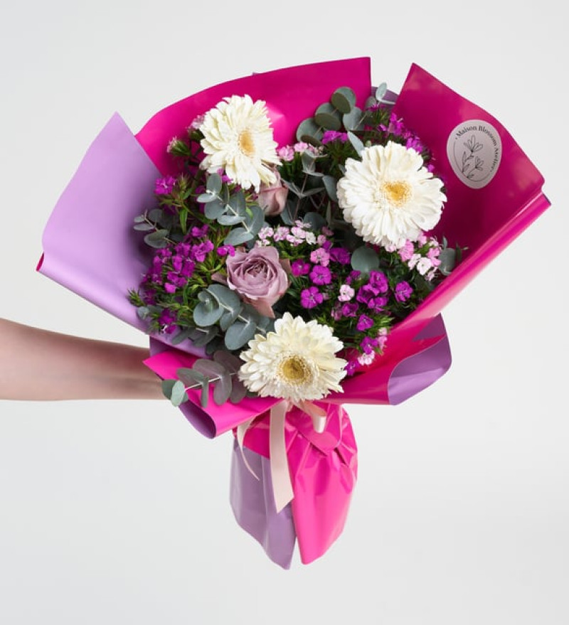 Lila Pembe Bukette Lila Güller ve Beyaz Gerberalar