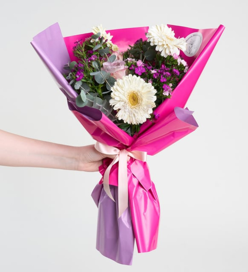 Lila Pembe Bukette Lila Güller ve Beyaz Gerberalar