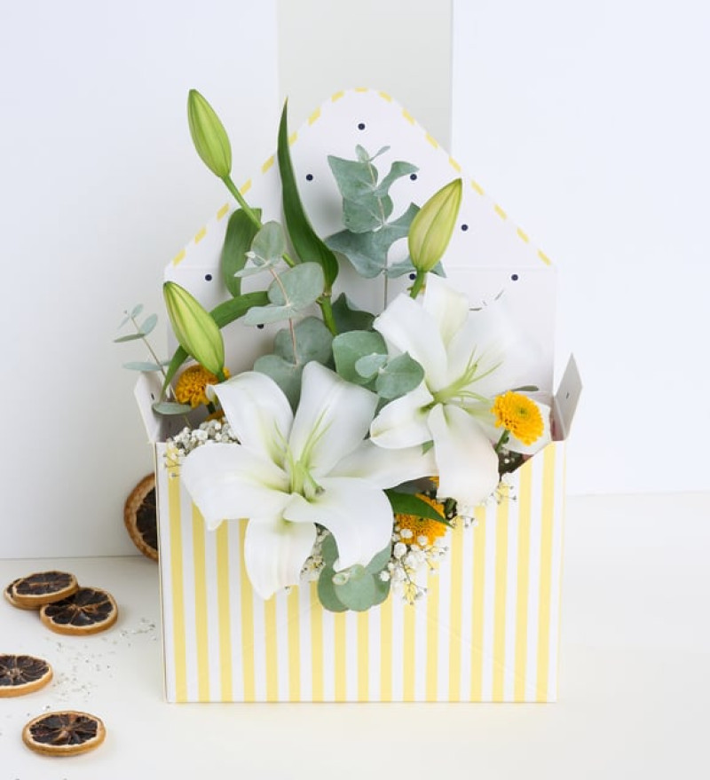 Sarı Çizgili Zarfta Beyaz Lilyum ve Sarı Krizantem