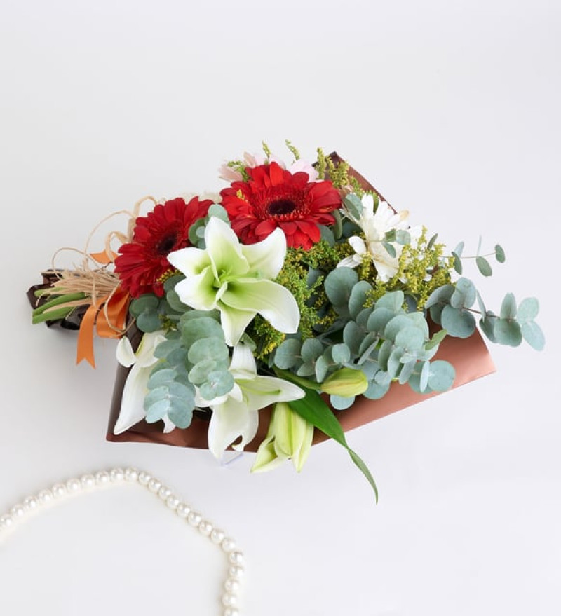 Koyu ve Açık Kahve Bukette Gerberalar ve Lilyum Zambak