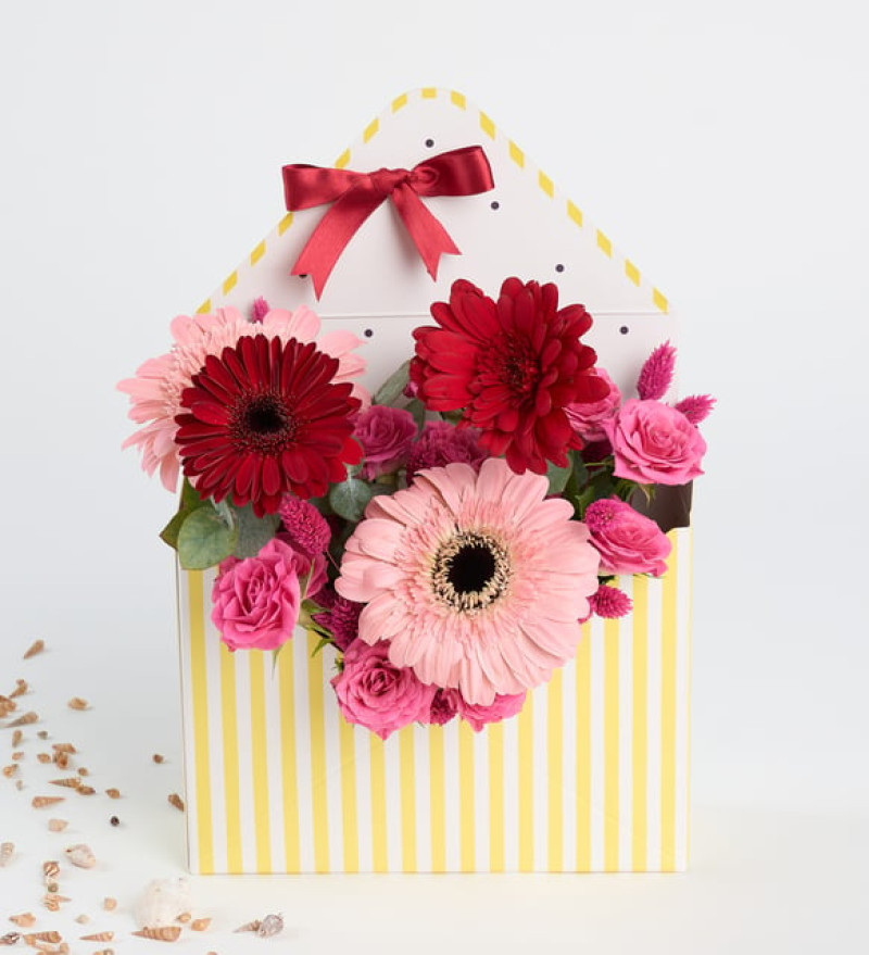 Sarı Zarfta Pembe Gül ve Kırmızı Pembe Gerberalar