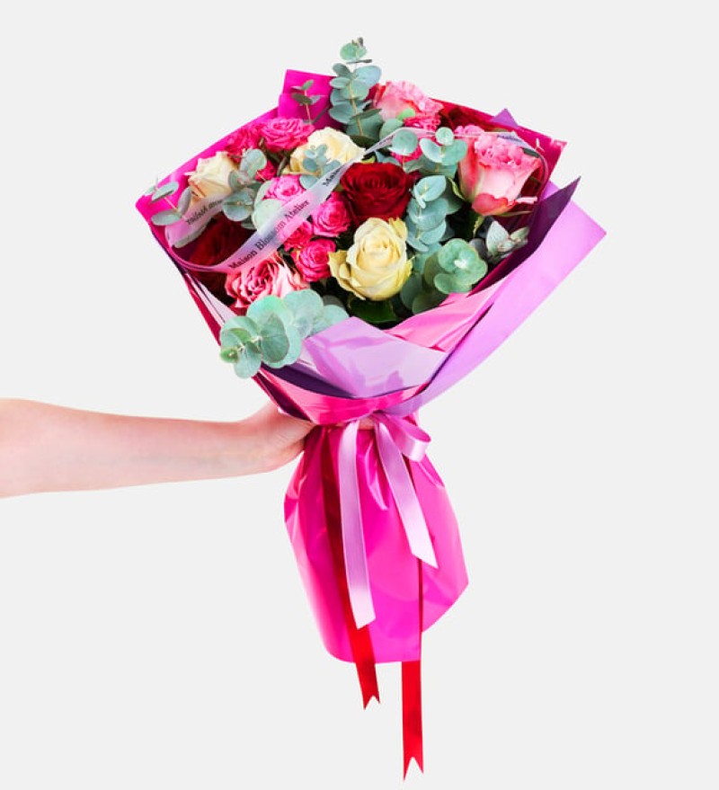 Lila Pembe Bukette Pembe Kırmızı ve Beyaz Güller Zambak